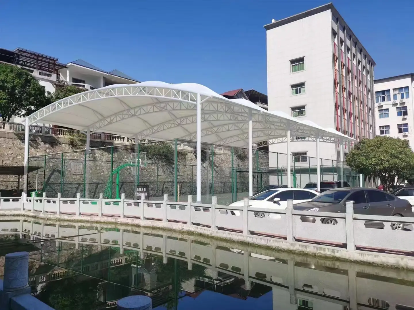 贵州紫云园区停车棚总在漏水生锈？源头膜结构厂家：按本地气候选材，避开三大坑